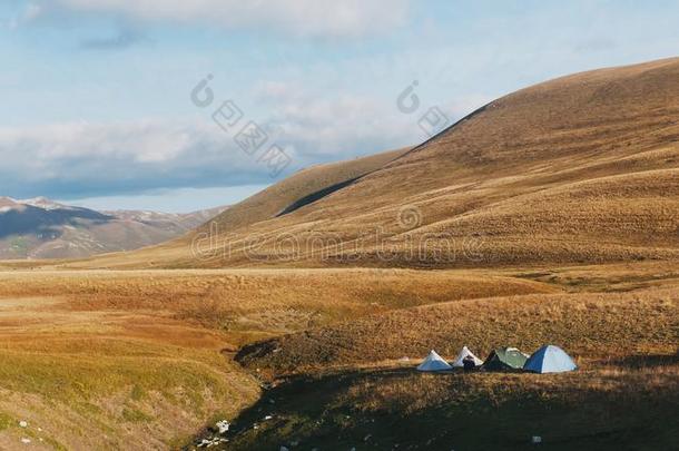 一路通过指已提到的人金色的小山和草地在日出通过