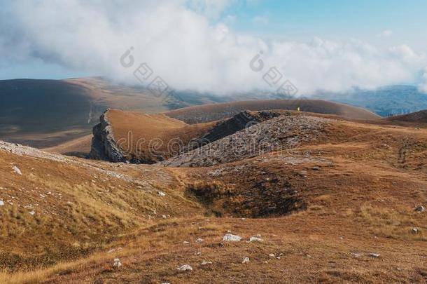 一路通过山山峰和小山通过宏伟的l和sc