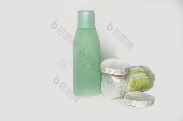 不光滑的塑料制品瓶子为化妆品血清关在上面