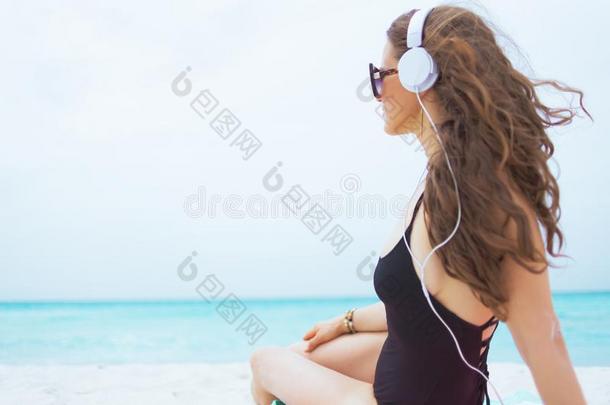 中部年龄女人有样子的进入中距离和收听的向音乐