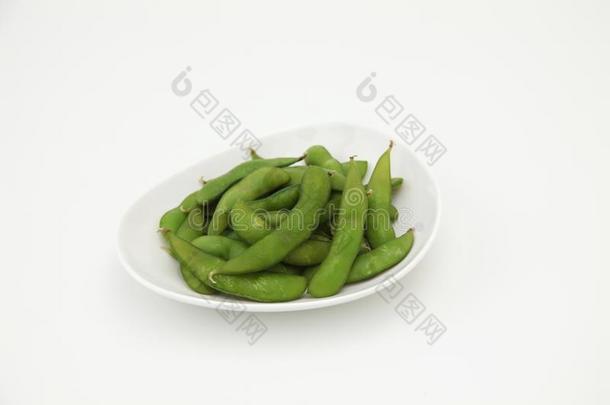 绿色的大豆日本<strong>毛豆</strong>日本人快餐向盘子向白色的后台