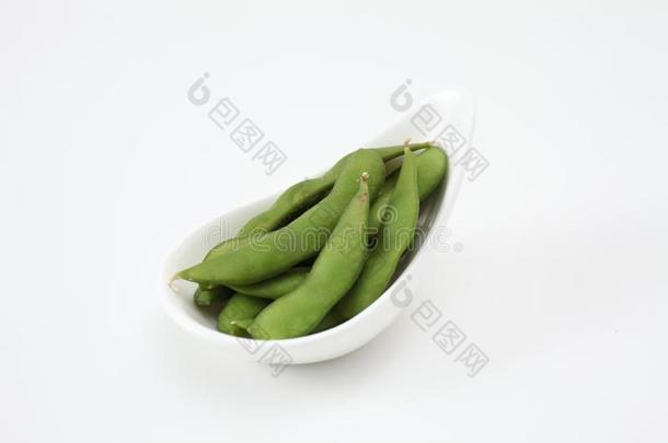绿色的大豆日本毛豆日本人快餐向盘子向白色的后台