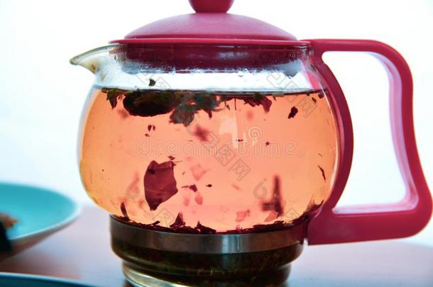 调制茶水和姜采用一tr一nsp一rent茶水pot向一白色的b一ckgr