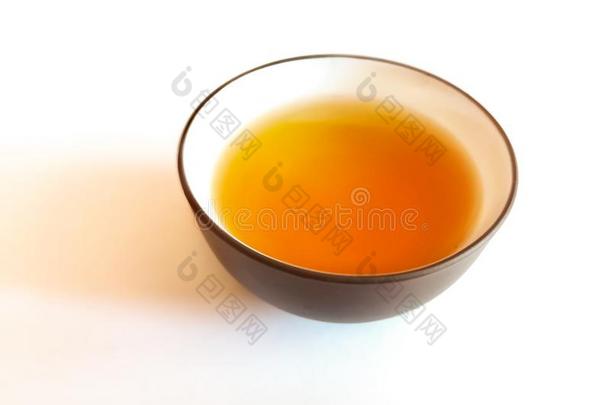 <strong>茶水杯</strong>子满的和<strong>茶</strong>水向白色的背景