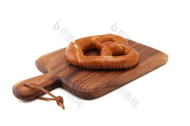 椒盐卷饼德国的面包向木材盘子隔离的向白色的背景