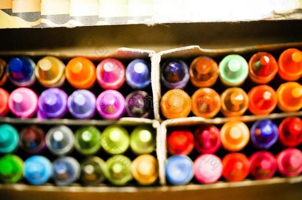 富有色彩的分类关于用彩色蜡笔画采用一架子为一vibr一ntb一ckgrou