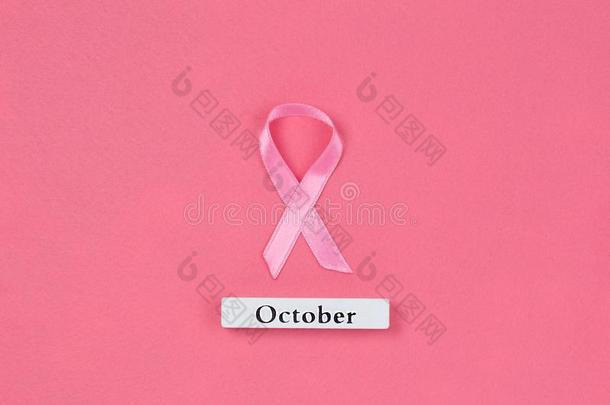 乳房癌症观念:粉红色的带象征关于乳房癌症