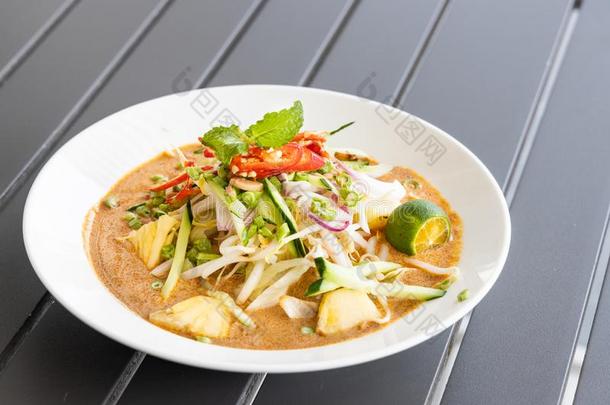 中国咖喱<strong>米粉汤</strong>面柔佛,流行的马来人面条和乌兰姆和咖喱饭调味品贝拉坎