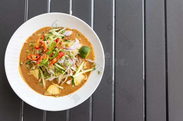 中国咖喱米粉汤面柔佛,流行的马来人面条和乌兰姆和咖喱饭调味品贝拉坎