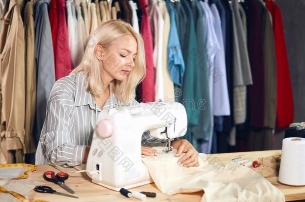 年幼的企业使用她缝纫马辛尼在指已提到的人裁缝业商店