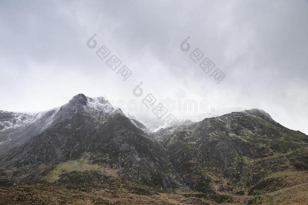 令人晕倒的喜怒无常的戏剧的冬风景影像关于顶部被雪所盖着的英语字母表的第25个字母英语字母表的第7个字母