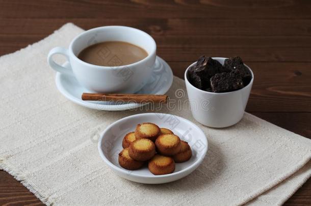 甜饼干和奶咖啡豆向木材表