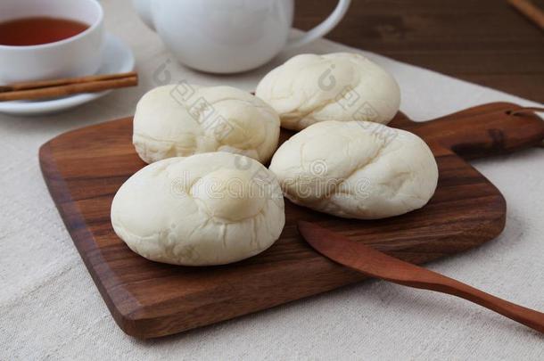 烘烤制作的白色的面包茶水杯子向木材锋利的板向表