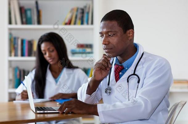 非洲的美国人医生在使工作和护士