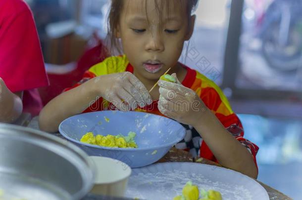 精心选择的集中关于孩子们准备的生面团为烹饪术ThaiAirwaysInternational泰航国际design设计