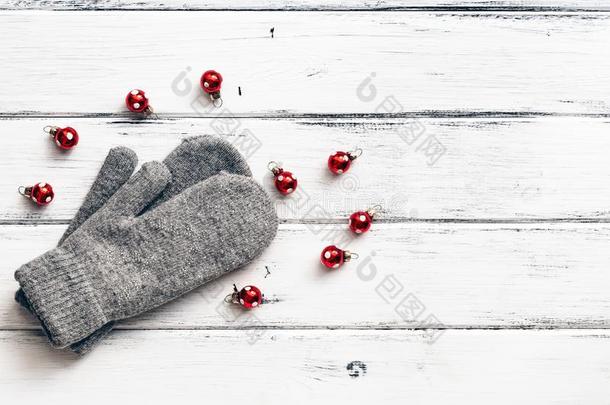 灰色连指手套和红色的圣诞节玩具向一白色的乡村的木制的bo一