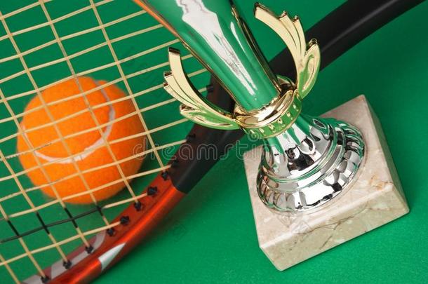 有关运动的奖品和网球球拍