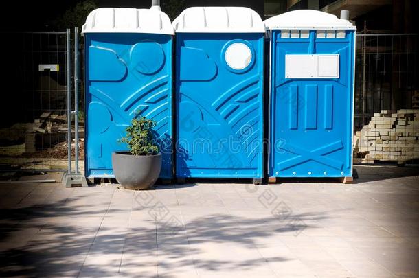 num.三手提的蓝色厕所洗手间小木屋在建筑物地点