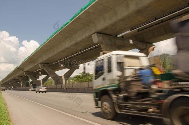 <strong>快的速度</strong>货车和汽车在下面高速公路建筑物