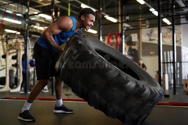 强的非洲的男人讨厌<strong>至极</strong>的使疲惫采用健身房