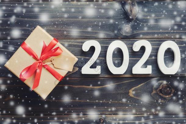 2020新的年观念:2020木材数字和棕色的赠品盒和