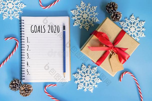 2020新的年观念.球门2020清单采用便条簿,赠品盒和
