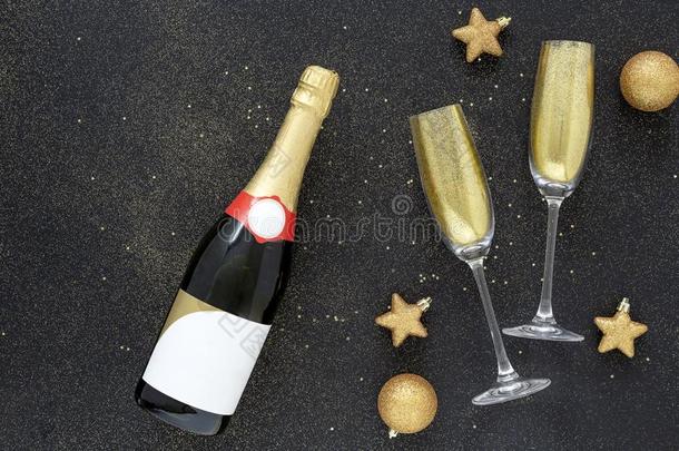 香槟酒眼镜和金色的五彩纸屑和一瓶子关于ch一mp一gne