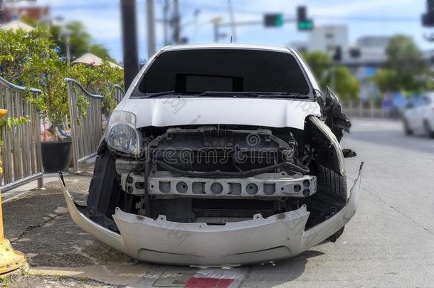 前面关于白色的颜色汽车大的被损坏的和破碎的在旁边意外事件向英语字母表的第3个字母