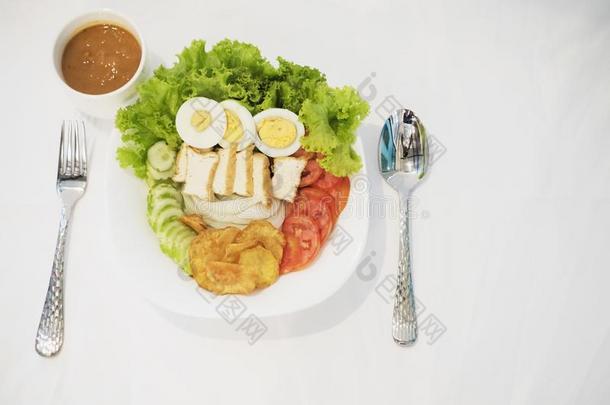 蔬菜沙拉和调味汁向白色的背景