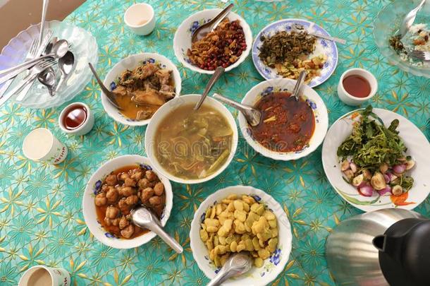 传统的缅甸人foodstuff粮食在指已提到的人修道院.