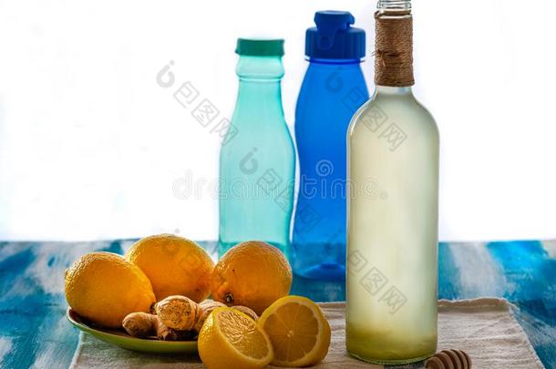 姜水.斯韦兹。喝和蜂蜜,姜,柠檬和蜂蜜.