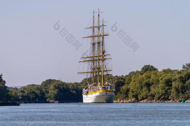 身材高的船向多瑙河河.身材高的船海军的学校从罗马尼亚