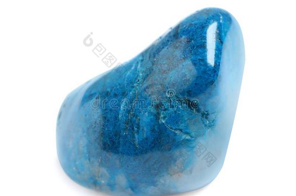 美丽的蓝色碎裂岩经雕琢的宝石向白色的