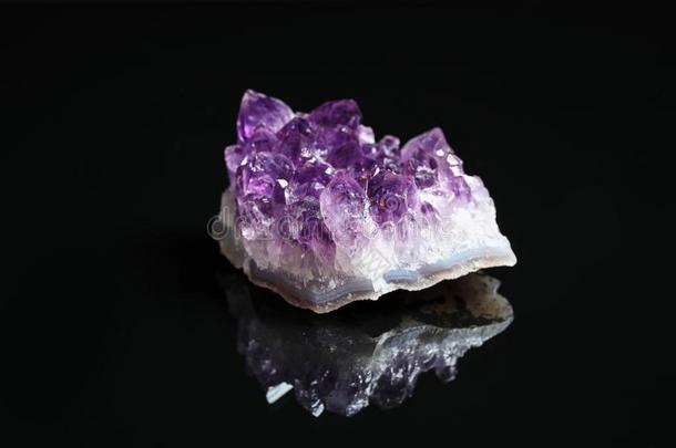 美丽的<strong>紫</strong>色的<strong>紫</strong>蓝色宝石经雕琢的宝石