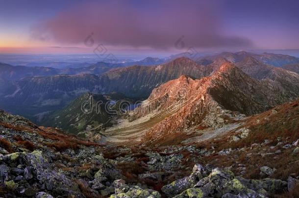 纹身山全景画,斯洛伐克从山峰粗糙的科帕采用罗哈克