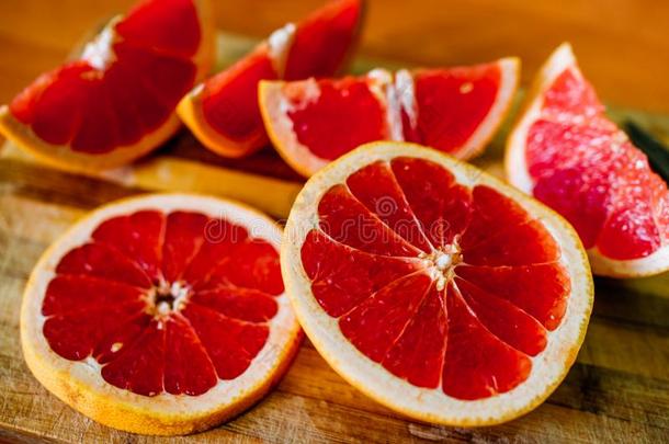 健康的和多汁的葡萄柚部分有益健康的背景