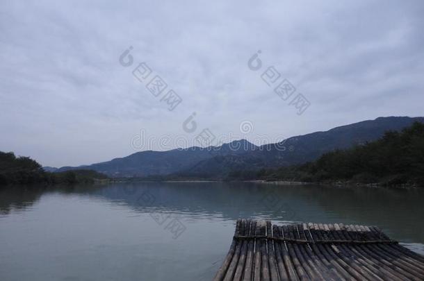 竹子木筏漂流的采用Xianju永安河流