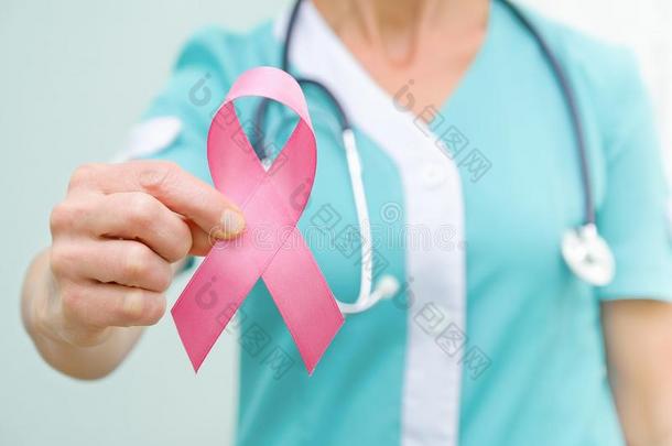 粉红色的带为乳房癌症察觉采用医生`英文字母表的第19个字母手,女人