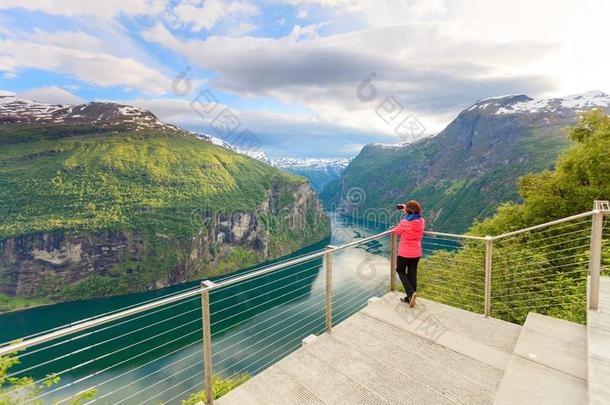旅行者迷人的照片从浮动观点挪威