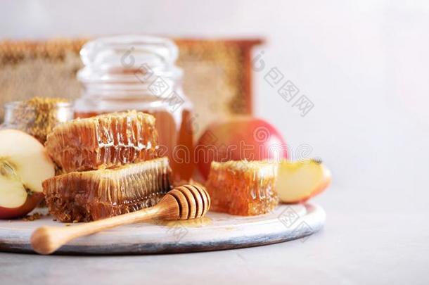 苹果和蜂蜜罐子,蜂蜜comb向灰色的背景和复制品speciality专业