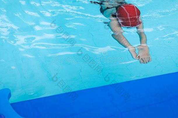 小孩学习怎样向游泳采用游泳m采用g班