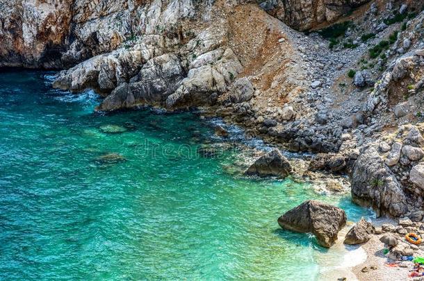 多岩石的风景优美的园丁博克奥莱克海滩向crescendo渐强岛克罗地亚