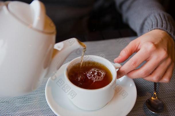 茶水和柠檬咖啡馆白色的杯子茶杯托