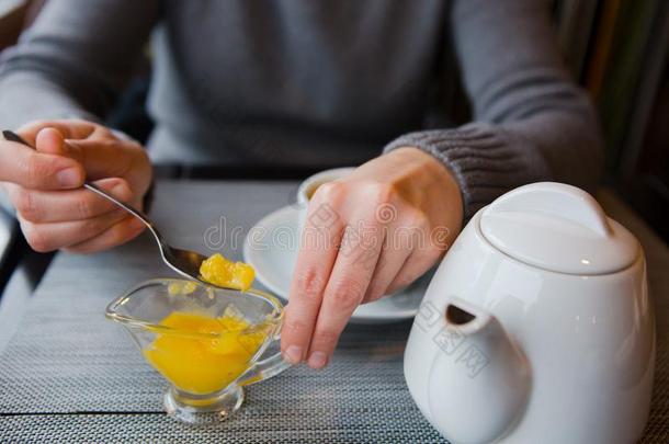 茶水和柠檬咖啡馆白色的杯子茶杯托