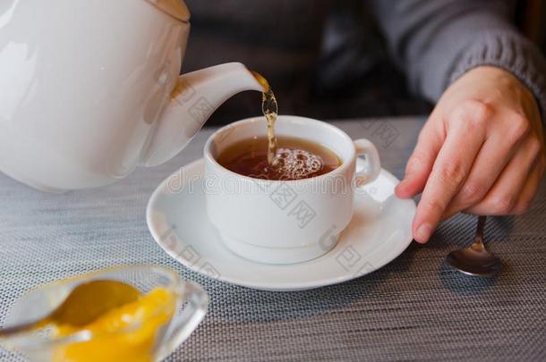 茶水和柠檬咖啡馆白色的杯子茶杯托