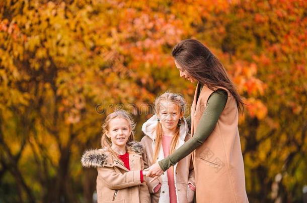 小的女孩和妈妈在户外采用公园在秋一天