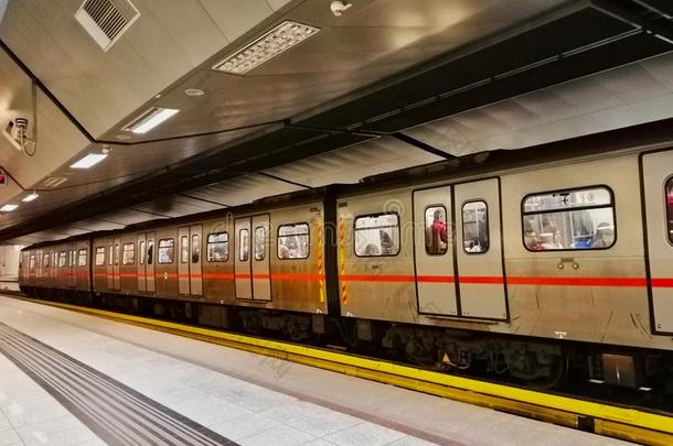 雅典地下铁道火车在地下的St在ionPl在form,希腊