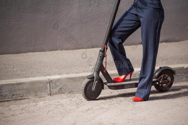 年幼的女人采用正规的穿着向红色的被称为高跟鞋是（be的三单形式stand采用g向=ElectronicLaunchingEqui