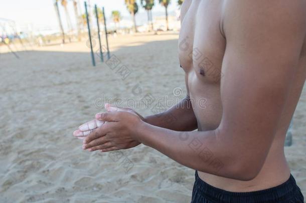 健身房粉笔手拍手男人为攀登的锻炼向指已提到的人海滩,