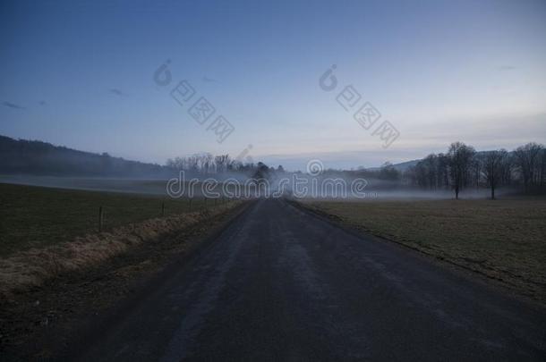 一暖和的冬雾出没指已提到的人风景在近处詹克斯维尔,netyield净产量在英文字母表的第19个字母